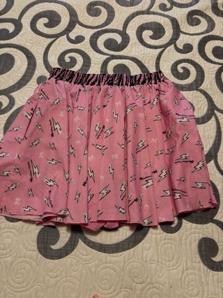 Falda rosa con estampado de rayos