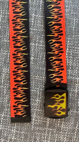 Cintura con fiamme nere e arancioni
