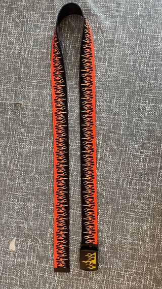 Cintura con fiamme nere e arancioni