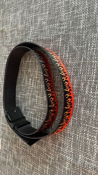 Cintura con fiamme nere e arancioni