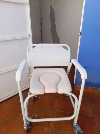 Silla de baño para personas con movilidad reducida