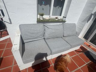 Sofá de jardín gris y blanco