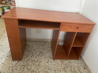 Escritorio de madera con cajón y bandeja