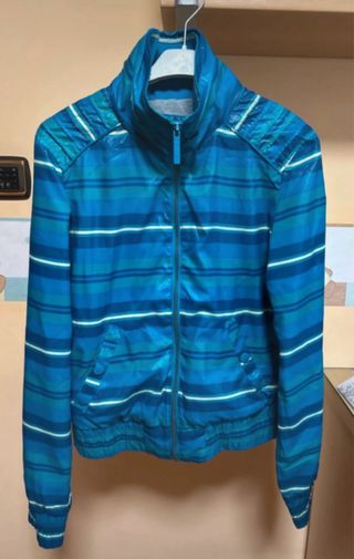 Chaqueta cortavientos azul a rayas