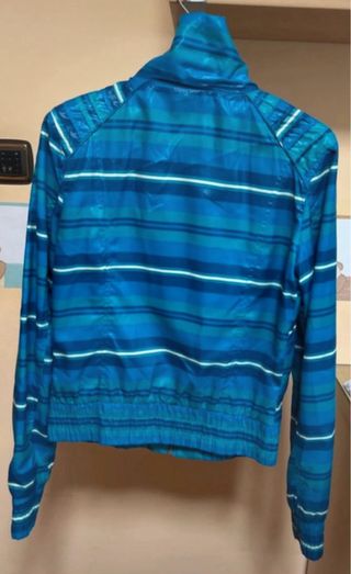 Chaqueta cortavientos azul a rayas