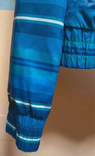 Chaqueta cortavientos azul a rayas