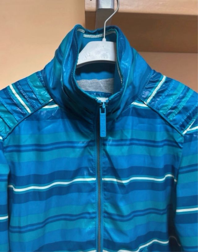 Chaqueta cortavientos azul a rayas