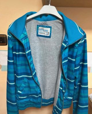 Chaqueta cortavientos azul a rayas