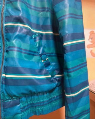 Chaqueta cortavientos azul a rayas