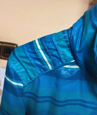 Chaqueta cortavientos azul a rayas