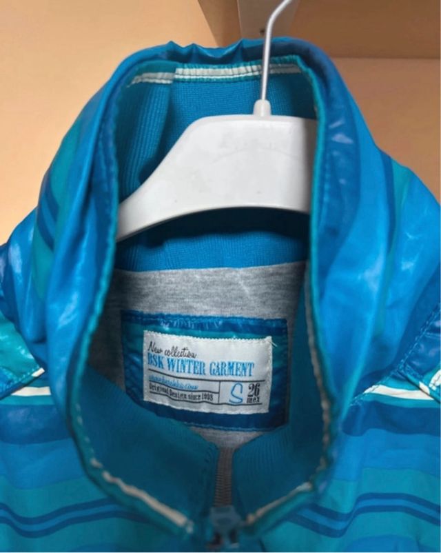 Chaqueta cortavientos azul a rayas