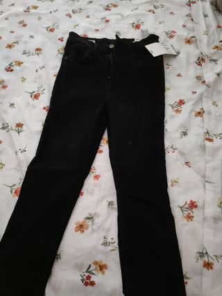Pantalón skinny negro.