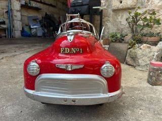 Coche de bomberos a pedales de hojalata