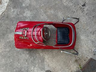 Coche de bomberos a pedales de hojalata