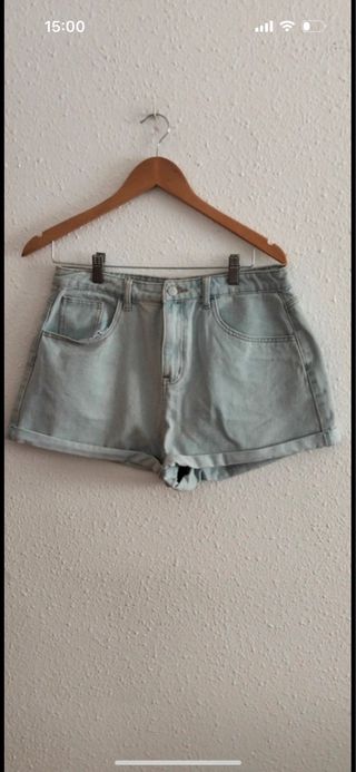 Pantalones cortos vaqueros desgastados