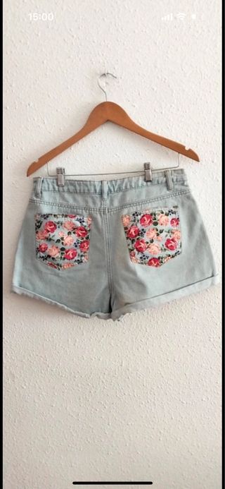 Pantalones cortos vaqueros desgastados