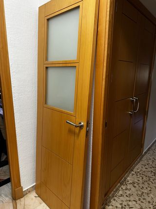 Puerta de madera con cristal