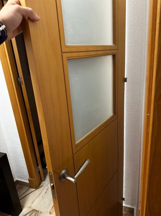 Puerta de madera con cristal