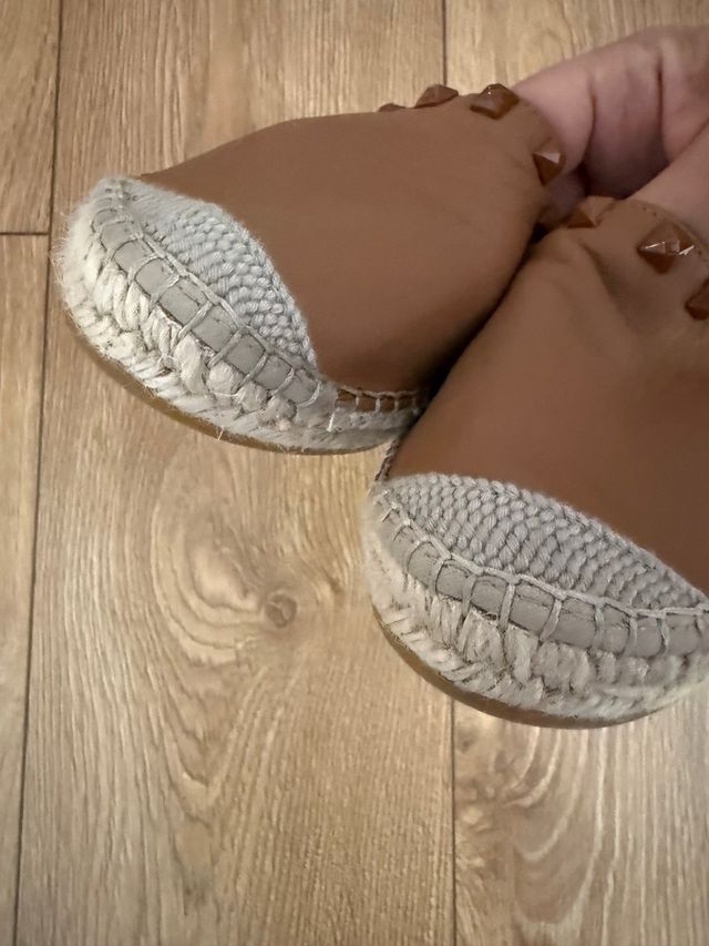 Alpargatas de piel. Marrones con Tachuelas