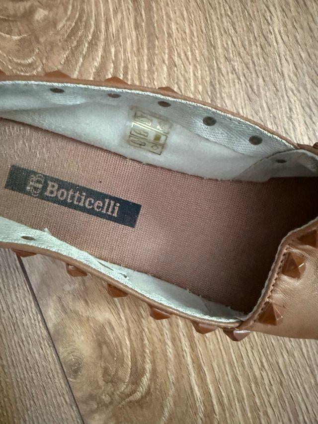 Alpargatas de piel. Marrones con Tachuelas