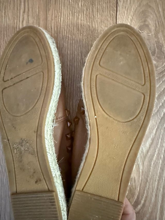 Alpargatas de piel. Marrones con Tachuelas