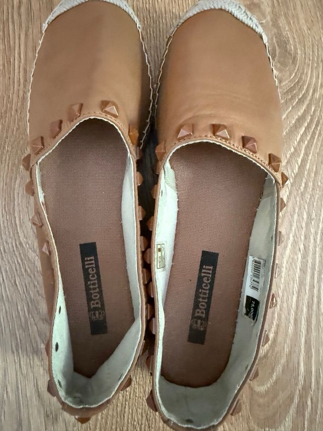 Alpargatas de piel. Marrones con Tachuelas