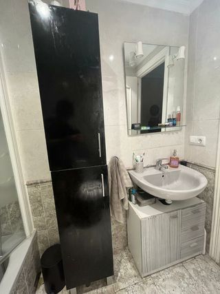 Mueble de baño beige y gris