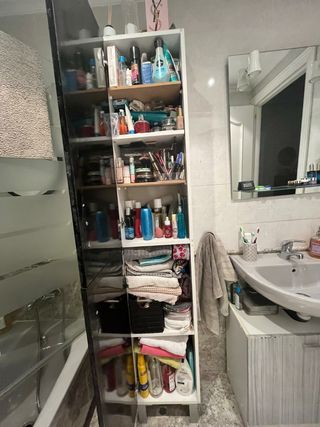 Mueble de baño beige y gris