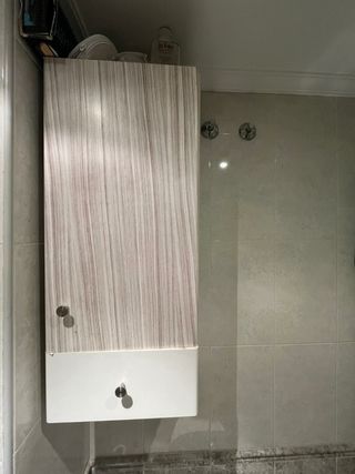 Mueble de baño beige y gris