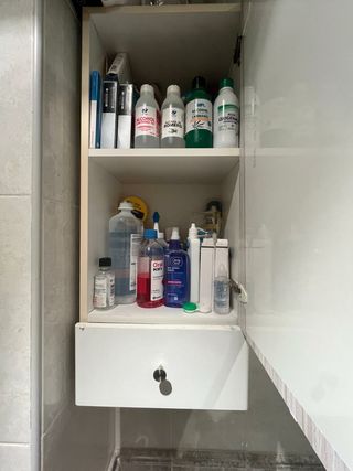 Mueble de baño beige y gris