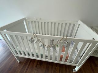 Cuna blanca convertible en cama