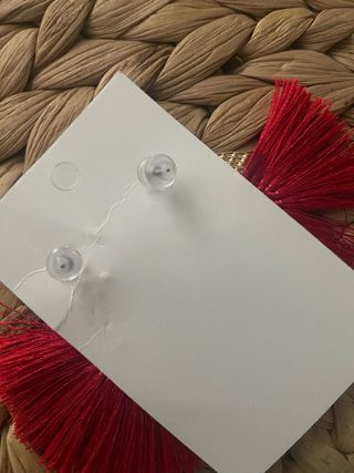 Pendientes dorados y rojos