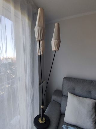 Lámpara de pie beige y dorada