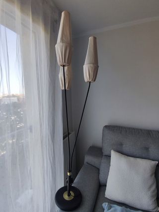 Lámpara de pie beige y dorada