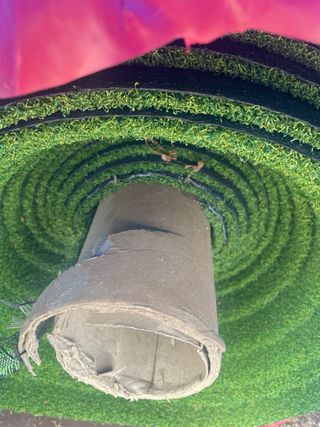Césped artificial verde a estrenar