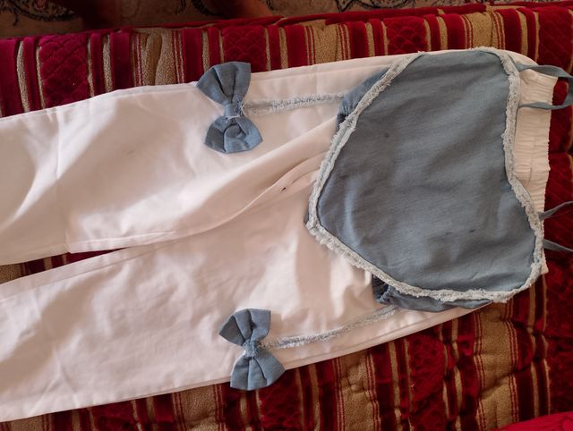 Conjunto de calças brancas e azuis