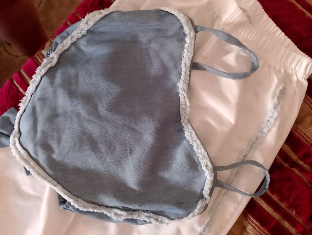 Conjunto de calças brancas e azuis