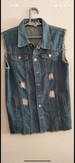 Chaqueta vaquera desgastada sin mangas