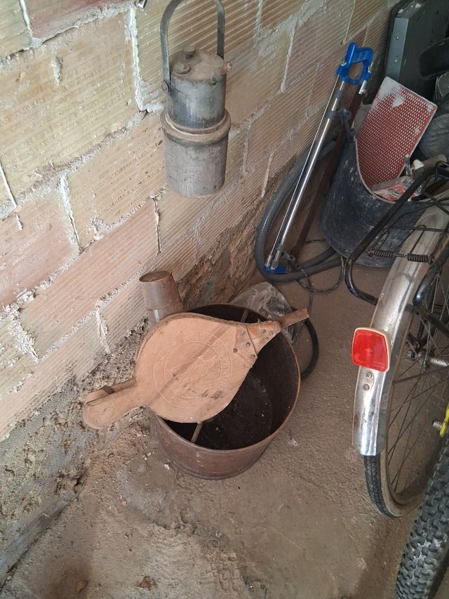 Lámpara de minero antigua maquina herbicidas..