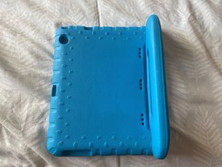 Funda azul para tablet con asa
