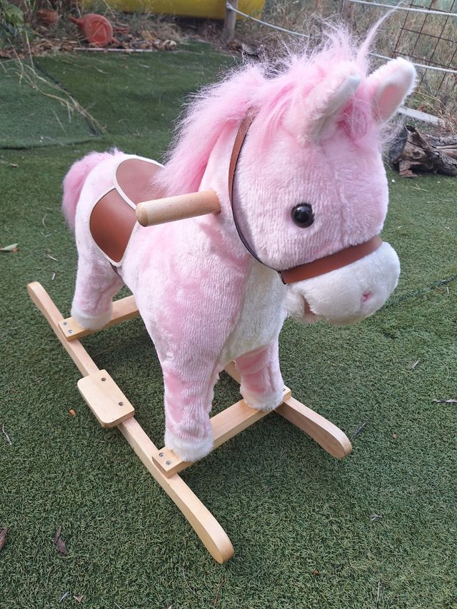 Caballo balancín rosa de peluche