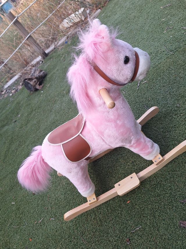 Caballo balancín rosa de peluche