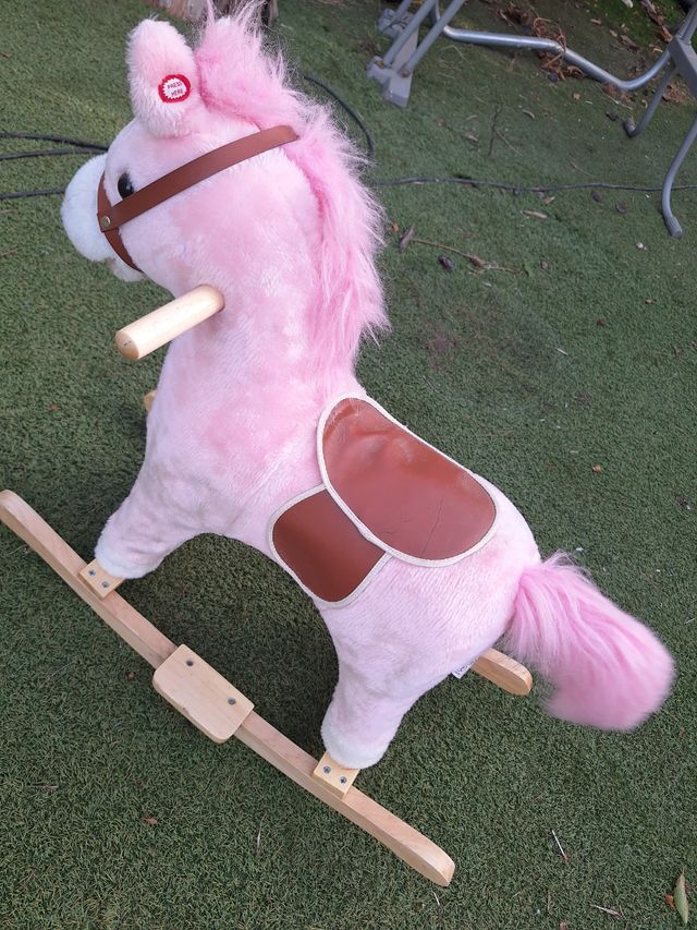 Caballo balancín rosa de peluche