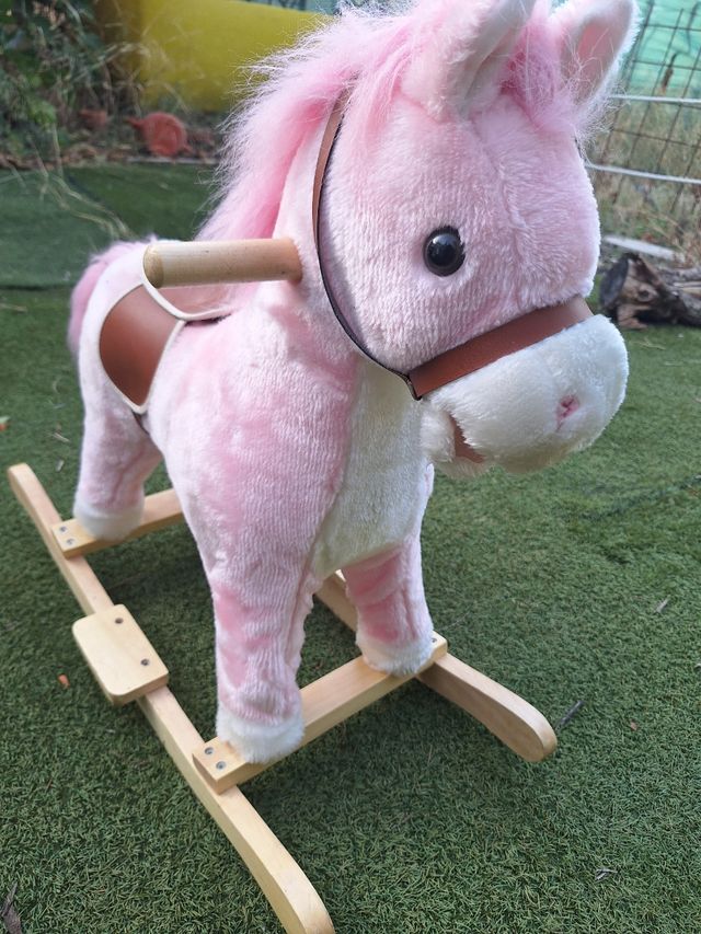 Caballo balancín rosa de peluche