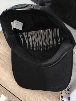 Gorra negra con brillantes