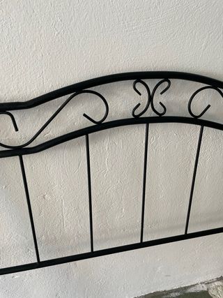 Cabecero de cama de metal negro