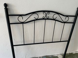 Cabecero de cama de metal negro