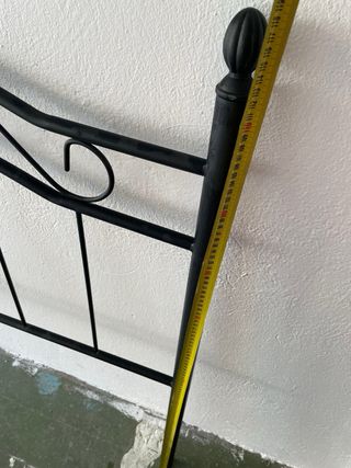 Cabecero de cama de metal negro