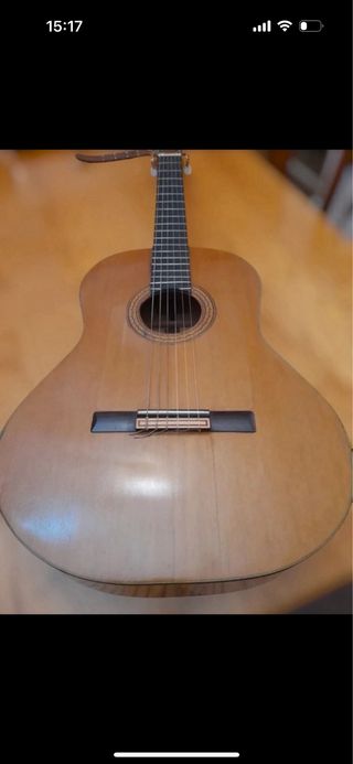 Guitarra tapa cedro, fondo ciprés