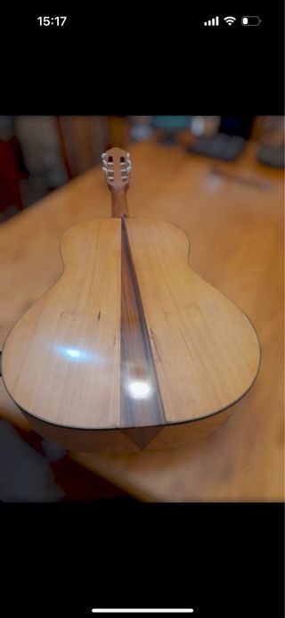 Guitarra tapa cedro, fondo ciprés